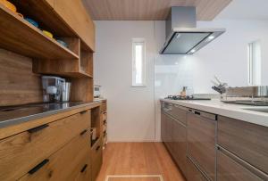 Een keuken of kitchenette bij 新屋 札幌中心薄野車程4分鐘 挑高設計客廳 和室空間 可停車2台 高速WiFi 豐平川河岸旁