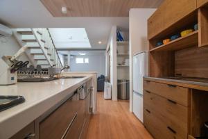 Een keuken of kitchenette bij 新屋 札幌中心薄野車程4分鐘 挑高設計客廳 和室空間 可停車2台 高速WiFi 豐平川河岸旁