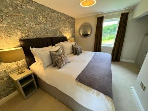 Ein Bett oder Betten in einem Zimmer der Unterkunft Ravenstone Lodge Country House Hotel