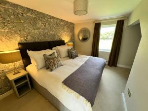 Ein Bett oder Betten in einem Zimmer der Unterkunft Ravenstone Lodge Country House Hotel