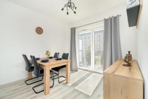 Televízia a/alebo spoločenská miestnosť v ubytovaní Przestronny Apartament Blisko Jeziora w Poznaniu 2 Miejsca Postojowe by Noclegi Renters + 12 fotografií