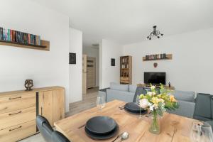 Posedenie v ubytovaní Przestronny Apartament Blisko Jeziora w Poznaniu 2 Miejsca Postojowe by Noclegi Renters