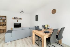 Televízia a/alebo spoločenská miestnosť v ubytovaní Przestronny Apartament Blisko Jeziora w Poznaniu 2 Miejsca Postojowe by Noclegi Renters