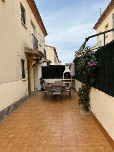 a patio with a table and chairs on a balcony at Casa adosada en Vilafortuny, Cambrils in Cambrils