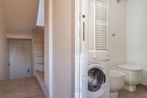 a washing machine in a bathroom with a toilet at Ampio appartamento di Charme con 2 camere, 2 bagni, terrazza, aria condizionata, in posizione Centralissima in Cecina +85 photos