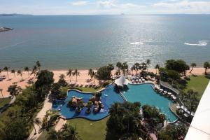 Bazén v ubytování Movenpick Luxury Residence Pattaya-by Noah nebo v jeho okolí