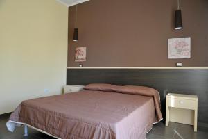 ナポリにあるCasa Campanaのベッドルーム1室(ベッド1台、ナイトスタンド2台付)