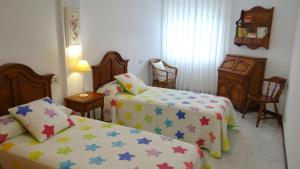 A bed or beds in a room at Piso de Ana Piso en Carnota con espacio exterior