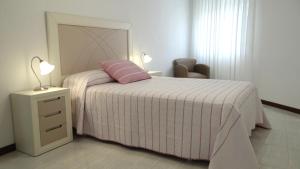 A bed or beds in a room at Piso de Ana Piso en Carnota con espacio exterior