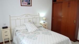 A bed or beds in a room at Piso de Ana Piso en Carnota con espacio exterior