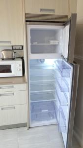 A kitchen or kitchenette at Piso de Ana Piso en Carnota con espacio exterior