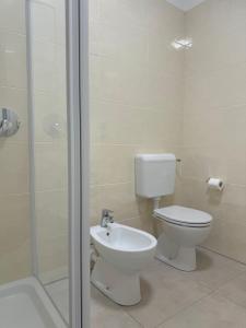 Ένα μπάνιο στο Foresteria Autostazione San Donato +8 φωτογραφίες