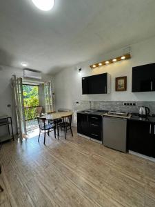 Kuchyň nebo kuchyňský kout v ubytování Your Cozy Corner in Yerevan