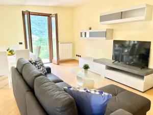 a living room with a couch and a large television at Intero Appartamento a Sant'Agnello , Le Ortensie in Sant'Agnello