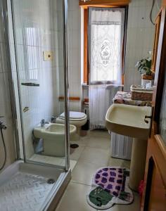 a bathroom with a shower and a toilet and a sink at Da Nonna Gina - in centro con parcheggio gratuito in Paestum