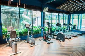 a gym with treadmills and elliptical machines at Sri Indah Condominium Homestay温馨民舍 in Kampong Tanah Merah