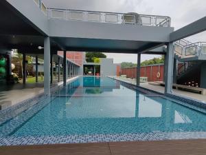 an empty swimming pool in a building at Sri Indah Condominium Homestay温馨民舍 in Kampong Tanah Merah