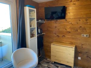 TV a/nebo společenská místnost v ubytování Les Balcons d'Edelweiss