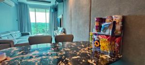 a table in a living room with a dining room at Sri Indah Condominium Homestay温馨民舍 in Kampong Tanah Merah