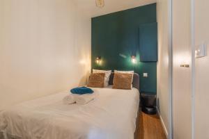 a bedroom with a bed with two towels on it at Île SAINT LOUIS, NOTRE DAME, suite 1 chambre 2 à 4p in Paris