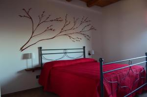 RoddinoにあるAgriturismo Ra Nissoraのベッドルーム1室(ベッド1台付)