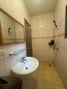 łazienka z umywalką i lustrem w obiekcie Minnan Homestay w mieście Hu-hsia