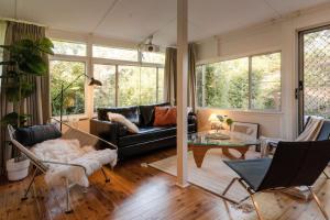 Χώρος καθιστικού στο Romantic Garden Cottage with Home Cinema