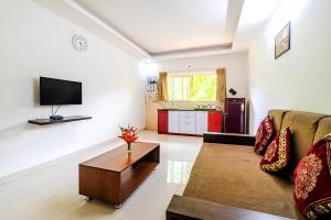 TV a/nebo společenská místnost v ubytování 2bhk Sparkling Apartment with POOL