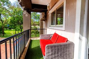 Balkón nebo terasa v ubytování 2bhk Sparkling Apartment with POOL