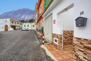 a street in a town with a mountain in the background at Los Abuelos 3 Icod in Icod de los Vinos