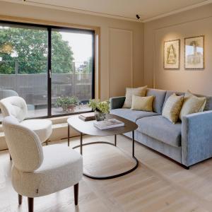 Ruang duduk di Villa Dahlia