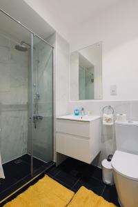 The Avery Studio at Embassy Gardens, Cantonments في آكرا: حمام مع دش ومغسلة ومرحاض