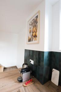 un tavolo con una macchinetta del caffè e una foto sul muro di Maison au calme, proche gare & centre-ville a Brive-la-Gaillarde Altre 44 foto