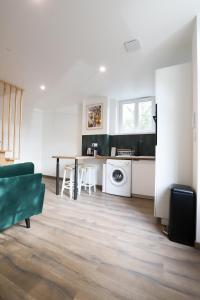 un soggiorno con tavolo e cucina di Maison au calme, proche gare & centre-ville a Brive-la-Gaillarde