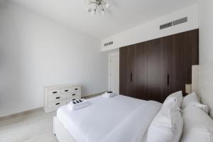 Ein Bett oder Betten in einem Zimmer der Unterkunft 1bd Partial Burj Al Arab View Prime Location