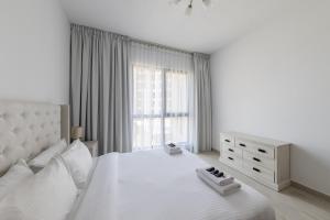 Ein Bett oder Betten in einem Zimmer der Unterkunft 1bd Partial Burj Al Arab View Prime Location