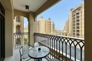 Ein Balkon oder eine Terrasse in der Unterkunft 1bd Partial Burj Al Arab View Prime Location