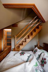 Łóżko lub łóżka w pokoju w obiekcie Apartament nad Potokiem Sauna, Jacuzzi, SPA
