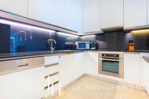 Kuchyň nebo kuchyňský kout v ubytování LUX The JW Marina Suite