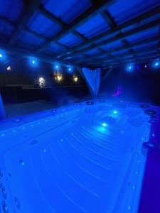 Φωτογραφία από το άλμπουμ του Le Cosy Lodge Départs ski Alpe d'Huez 2 Alpes La Grave et Col d'Ornon Détente Jacuzzi Piscine Sauna Bar Billard σε Le Bourg-dʼOisans