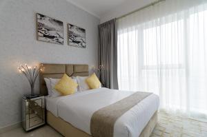 Fotografie z fotogalerie ubytování OSKENA Vacation Homes- Beautiful High Floor Two Bedroom in Marina v Dubaji