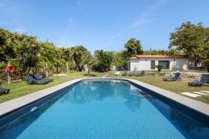 ein Swimmingpool im Hof eines Hauses in der Unterkunft Quinta de Ramil in Rossas
