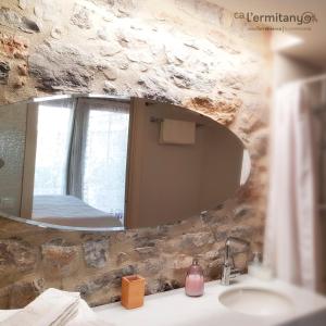 Kúpeľňa v ubytovaní Ca l' Ermitanyo- Casa Torre Blanca