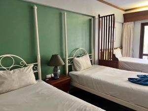 Postel nebo postele na pokoji v ubytování MW Krabi Beach Resort - Ao Nang - SHA Extra Plus