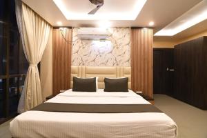 N B Sonar Bangla Hotel客房内的一张或多张床位