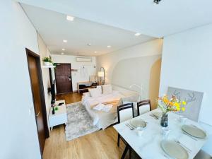 un salon avec un canapé et une table avec des chaises dans l'établissement Cozy Spacious 55sqm 1BR 200m BTS PhraKhanong, 10min Thonglo, à Bangkok 65 autres photos