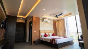 KalyaniN B Sonar Bangla Hotel的一间带床和大窗户的卧室 更多37张照片