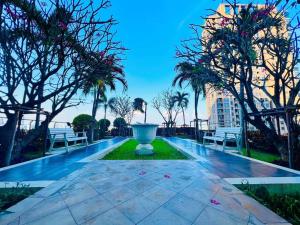 une fontaine au milieu d'une passerelle arborée dans l'établissement Cozy Spacious 55sqm 1BR 200m BTS PhraKhanong, 10min Thonglo, à Bangkok