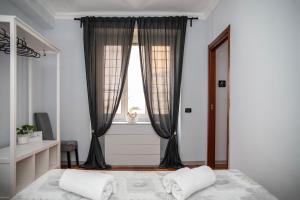 A bed or beds in a room at Dulcis Home Montemario