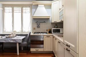 A kitchen or kitchenette at Dulcis Home Montemario